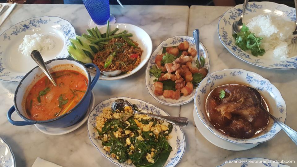 ร้านตู้กับข้าว เป็นร้านอาหารไทยชั้นยอดในอาคารอายุ 120 ปีบนถนนพังงาในย่านเมืองเก่าภูเก็ต ถือเป็นสถานที่ที่เหมาะสำหรับการรับประทานอาหารไทยแบบดั้งเดิม
